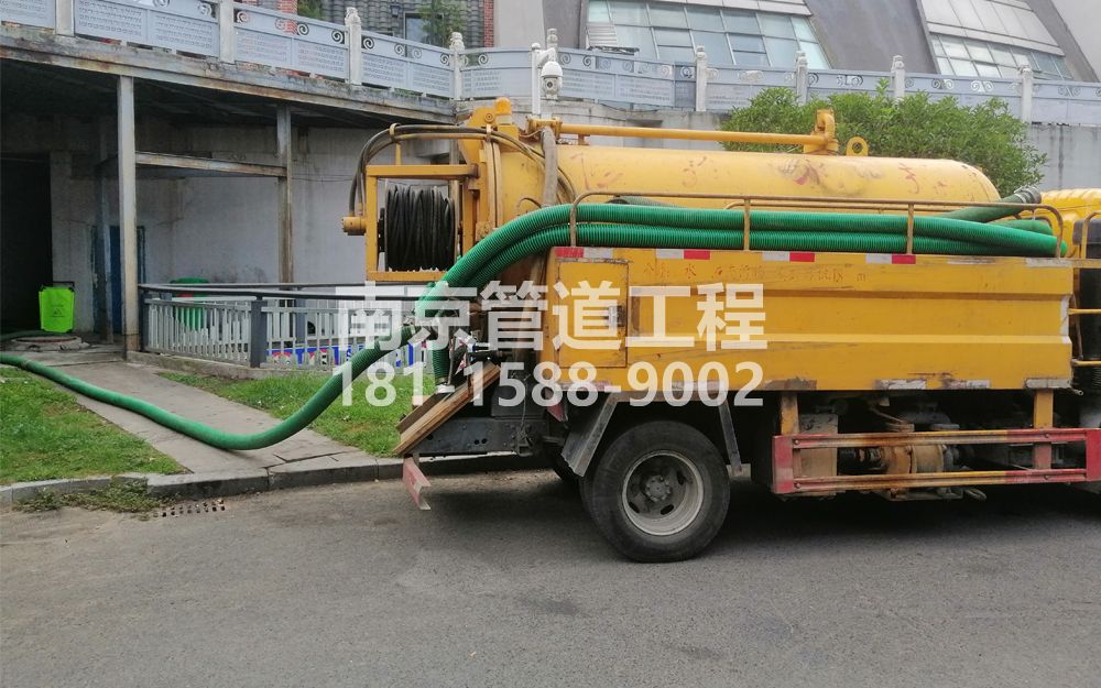 青马商场隔油池吸污