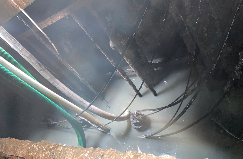 272青马商城污水池清运